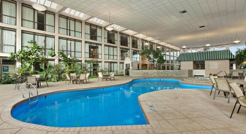 Days Inn by Wyndham Columbus Airport photo 43
