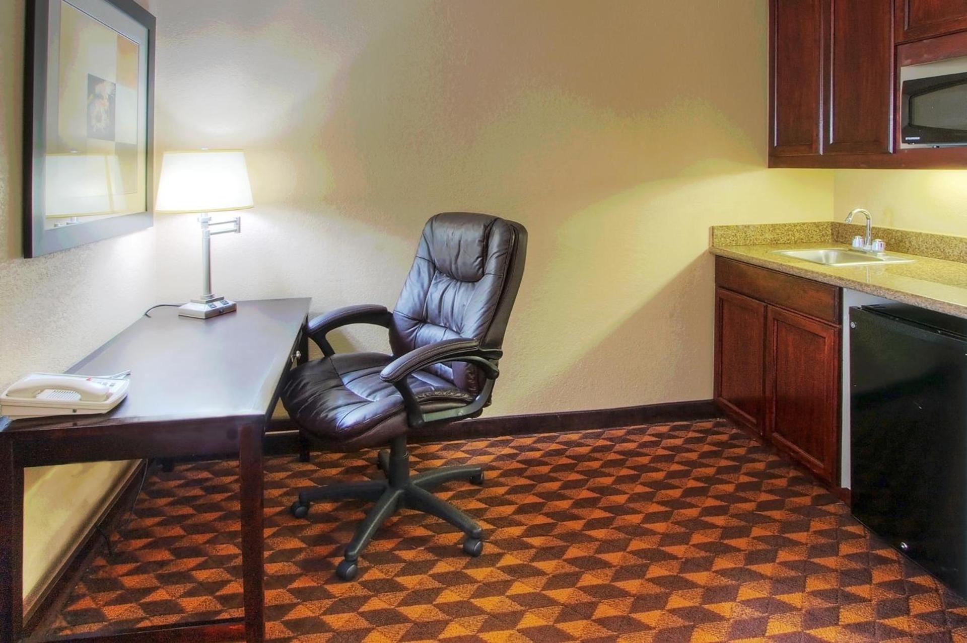 Holiday Inn Express Hotel & Suites Albuquerque Midtown by IHG photo 2