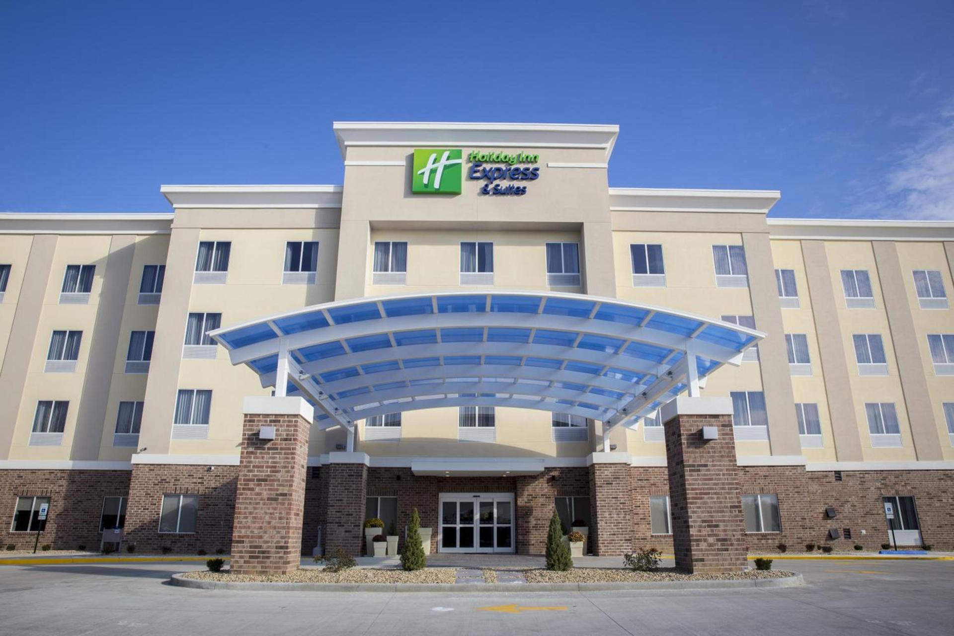 Holiday Inn Express and Suites Edwardsville by IHG photo 2