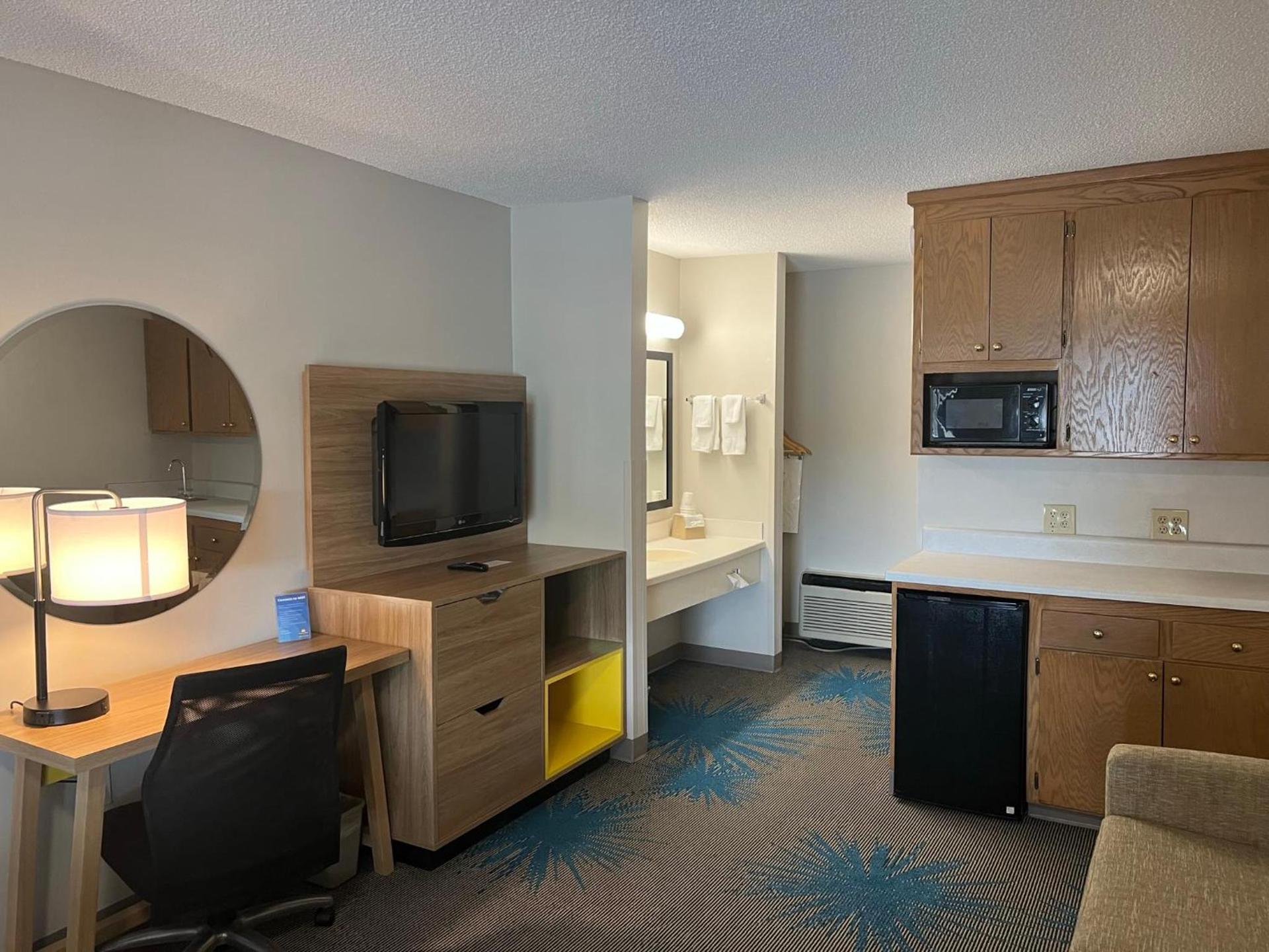Days Inn by Wyndham Valdosta I-75 photo 45