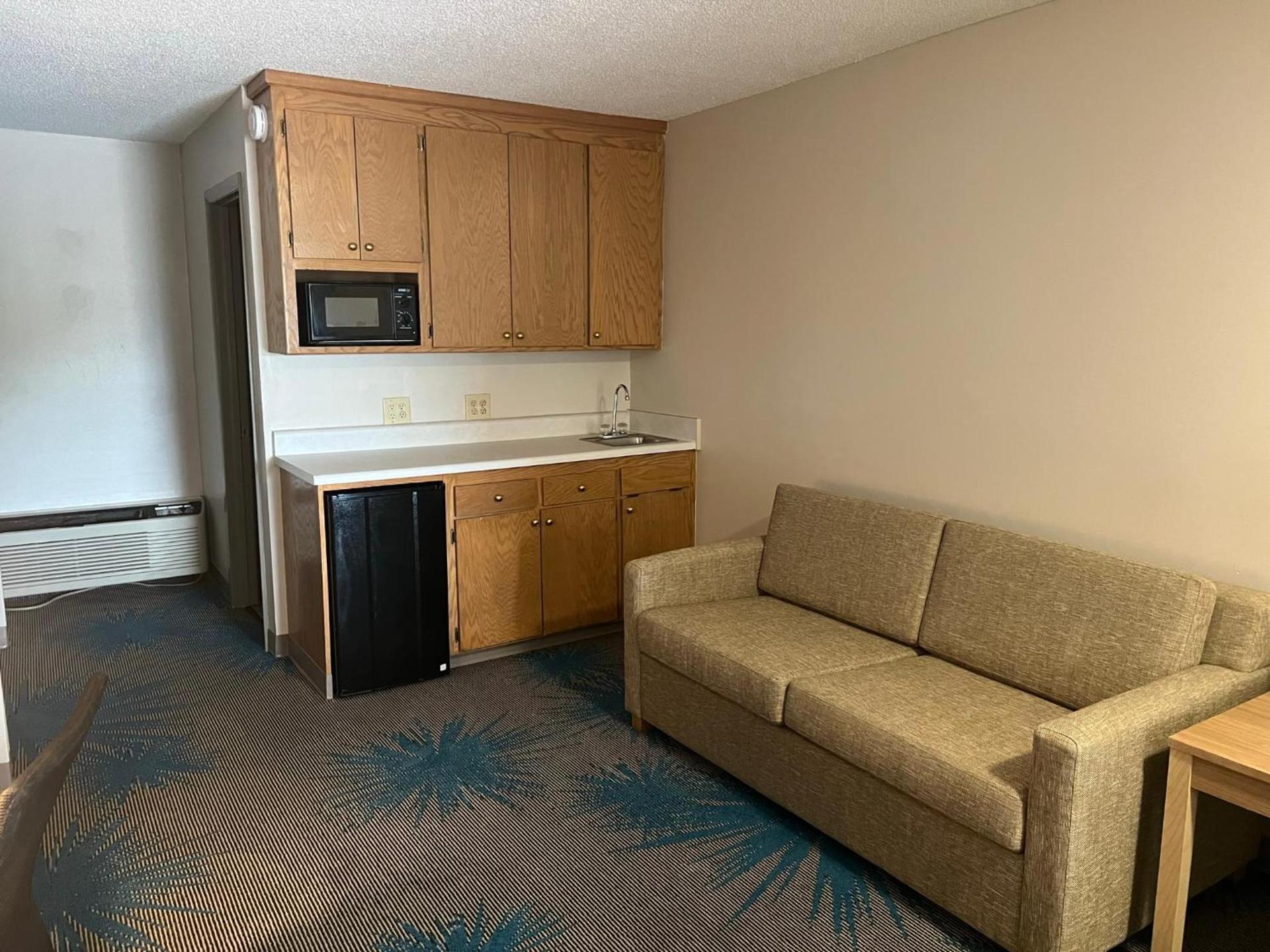 Days Inn by Wyndham Valdosta I-75 photo 44