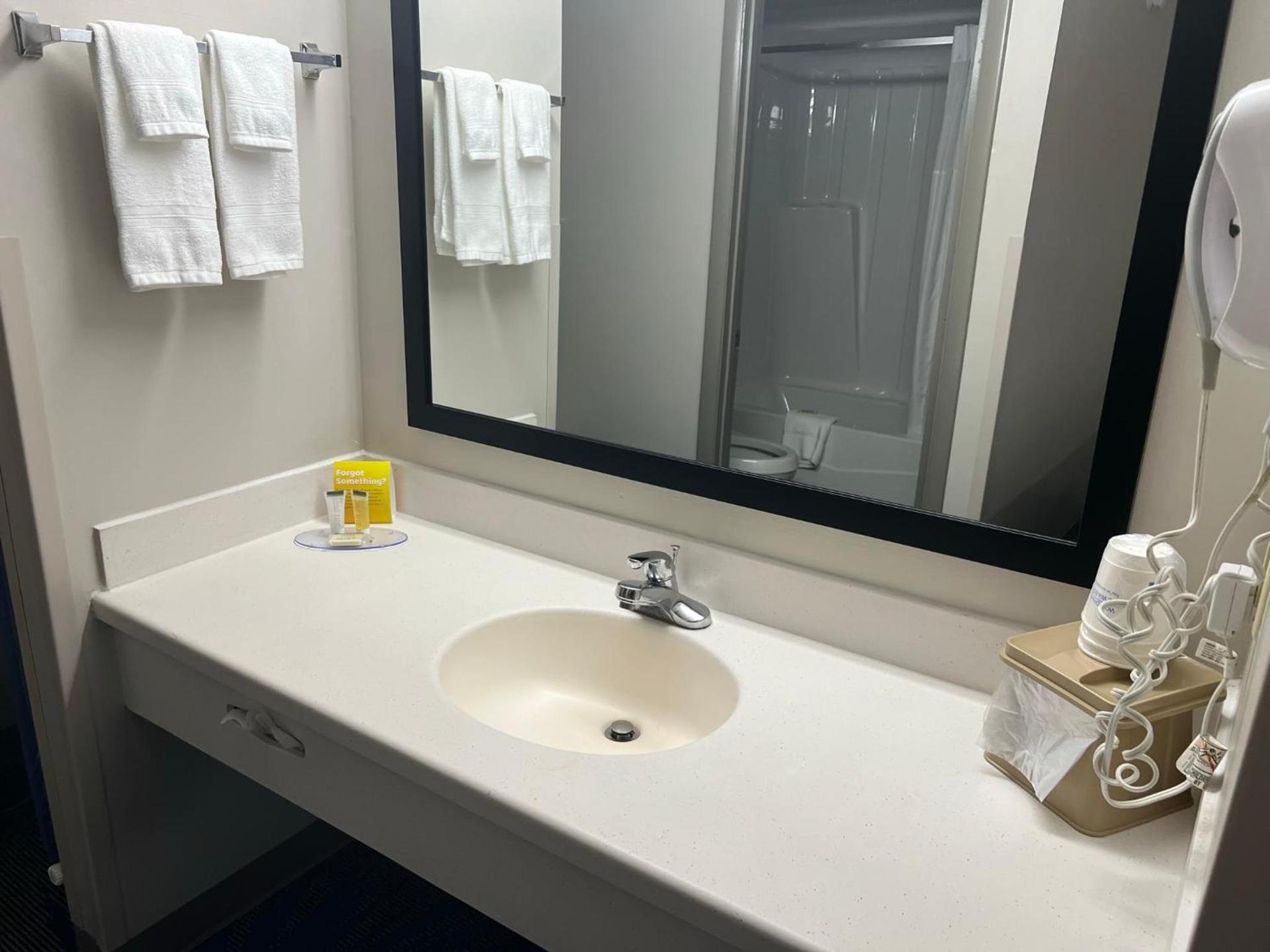 Days Inn by Wyndham Valdosta I-75 photo 52