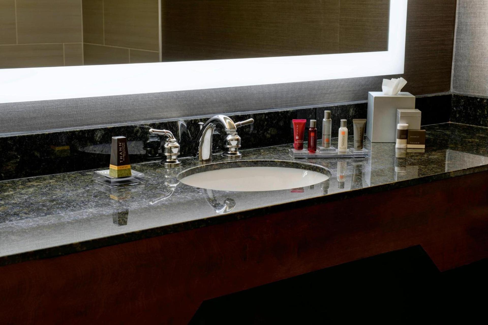 Marriott East Lansing at University Place photo 13