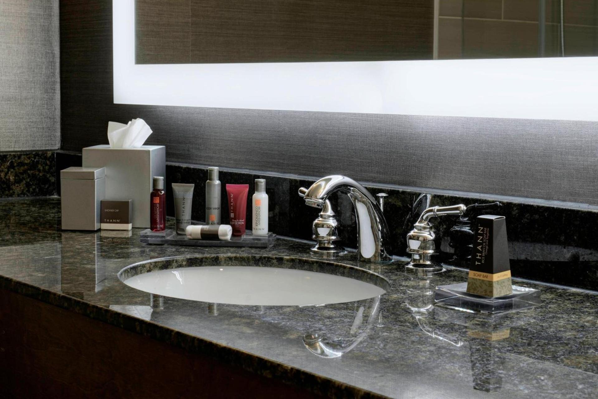 Marriott East Lansing at University Place photo 14