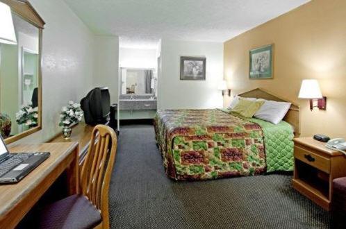 Rodeway Inn Canton I-55 photo 11