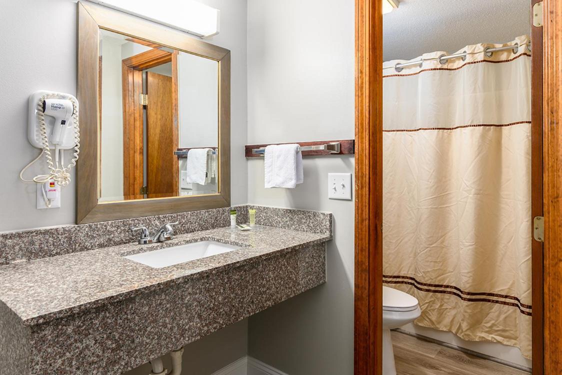 Captains Quarters Motel & Conference Center photo 2