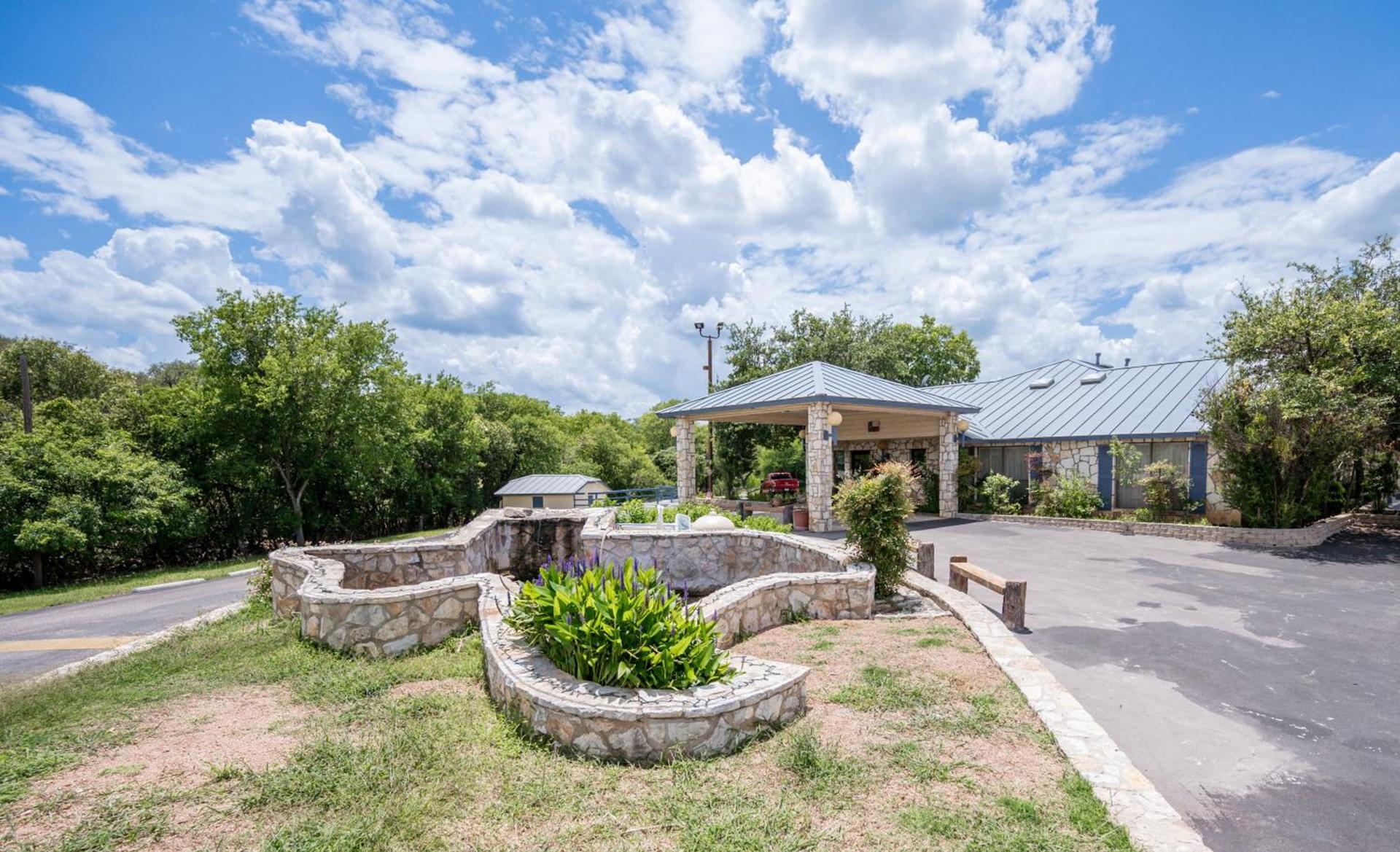 RIVER OAK INN photo 2