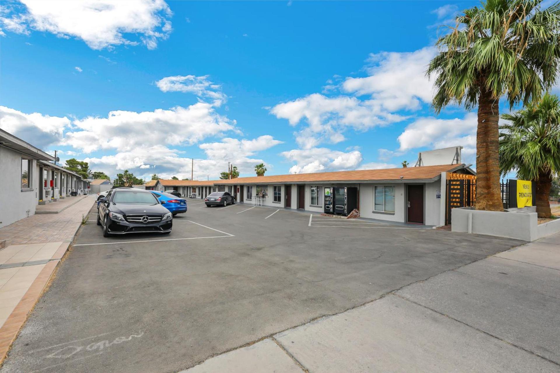 Desert Moon Motel photo 34