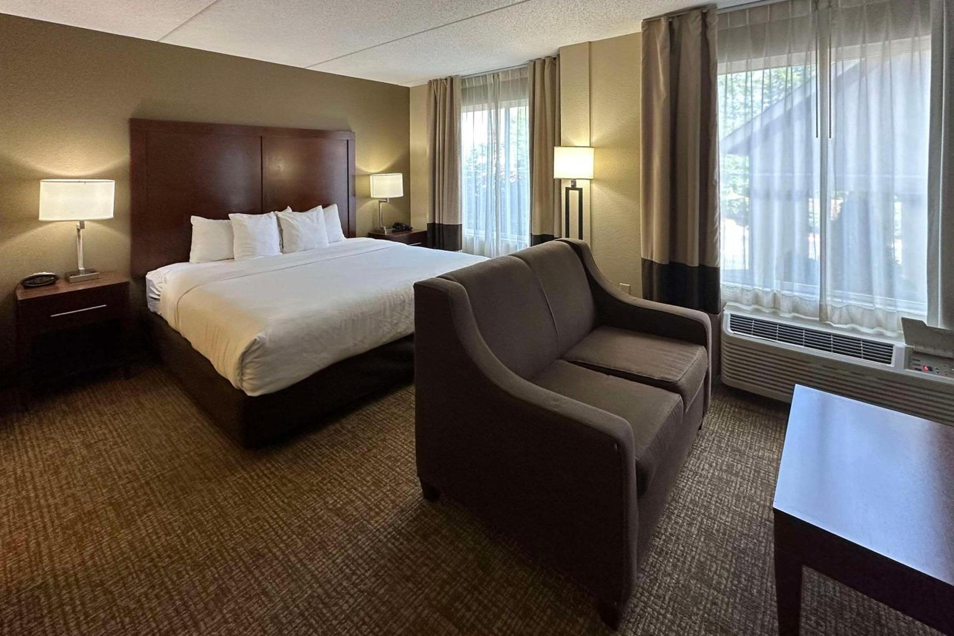 Charlotte Suites by IHG photo 6