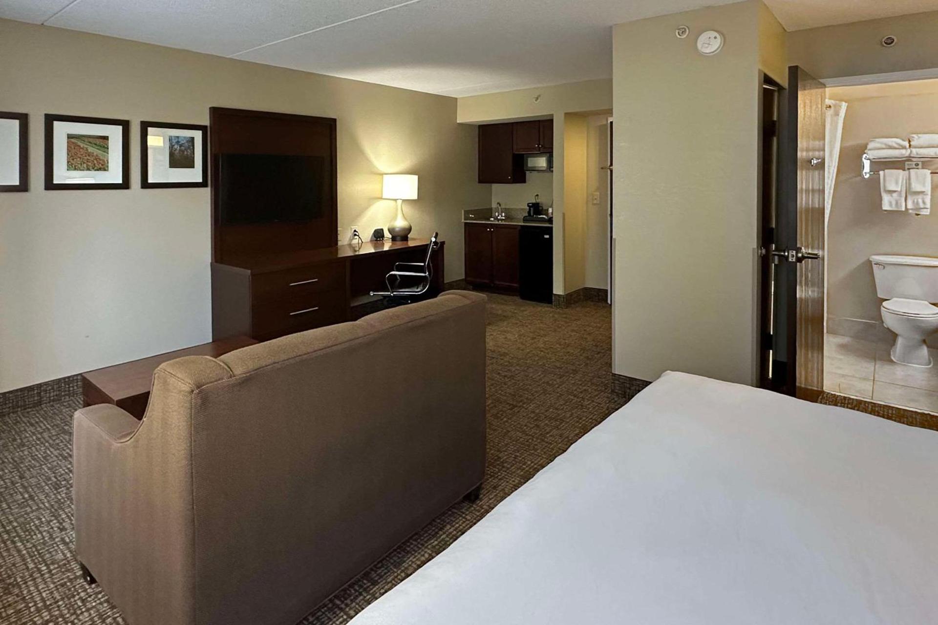 Charlotte Suites by IHG photo 9