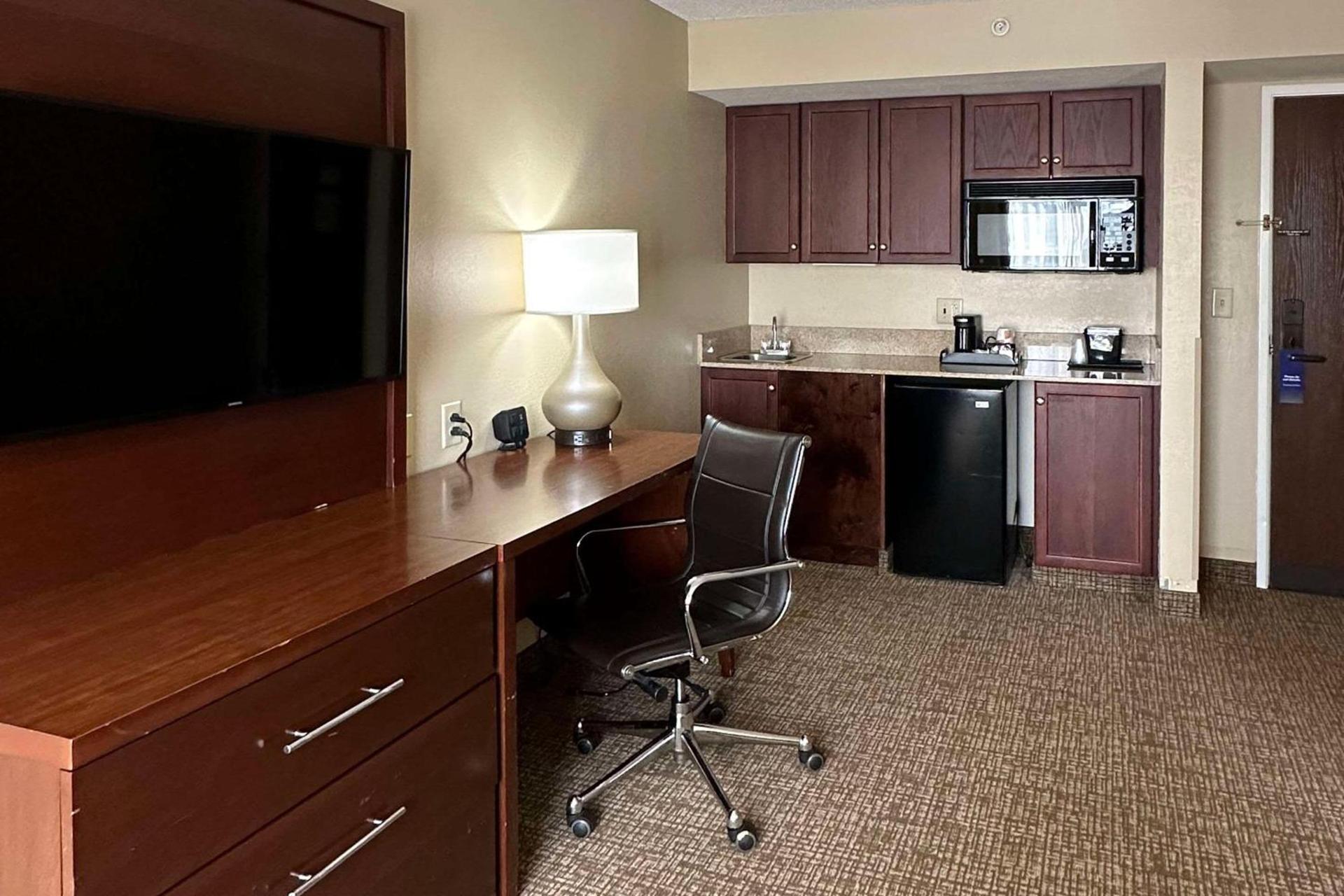 Charlotte Suites by IHG photo 13