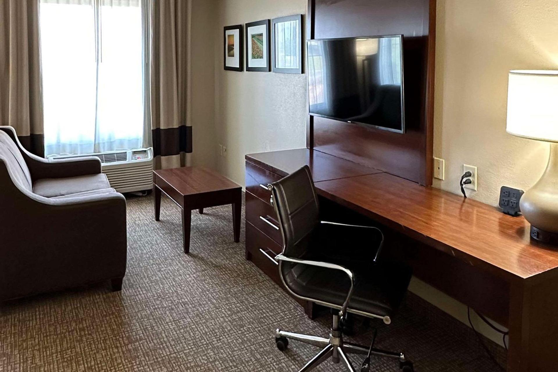 Charlotte Suites by IHG photo 16