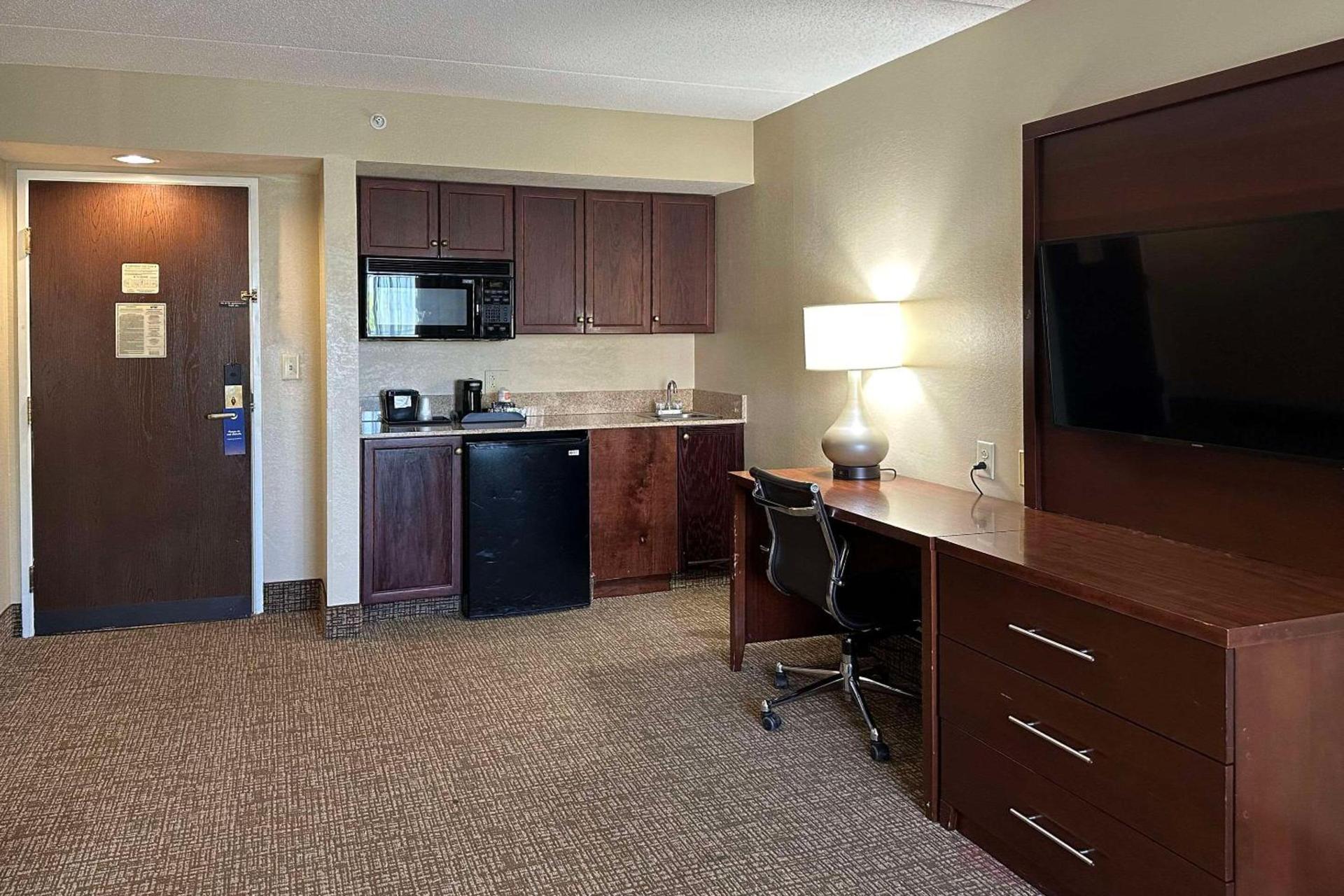 Charlotte Suites by IHG photo 17