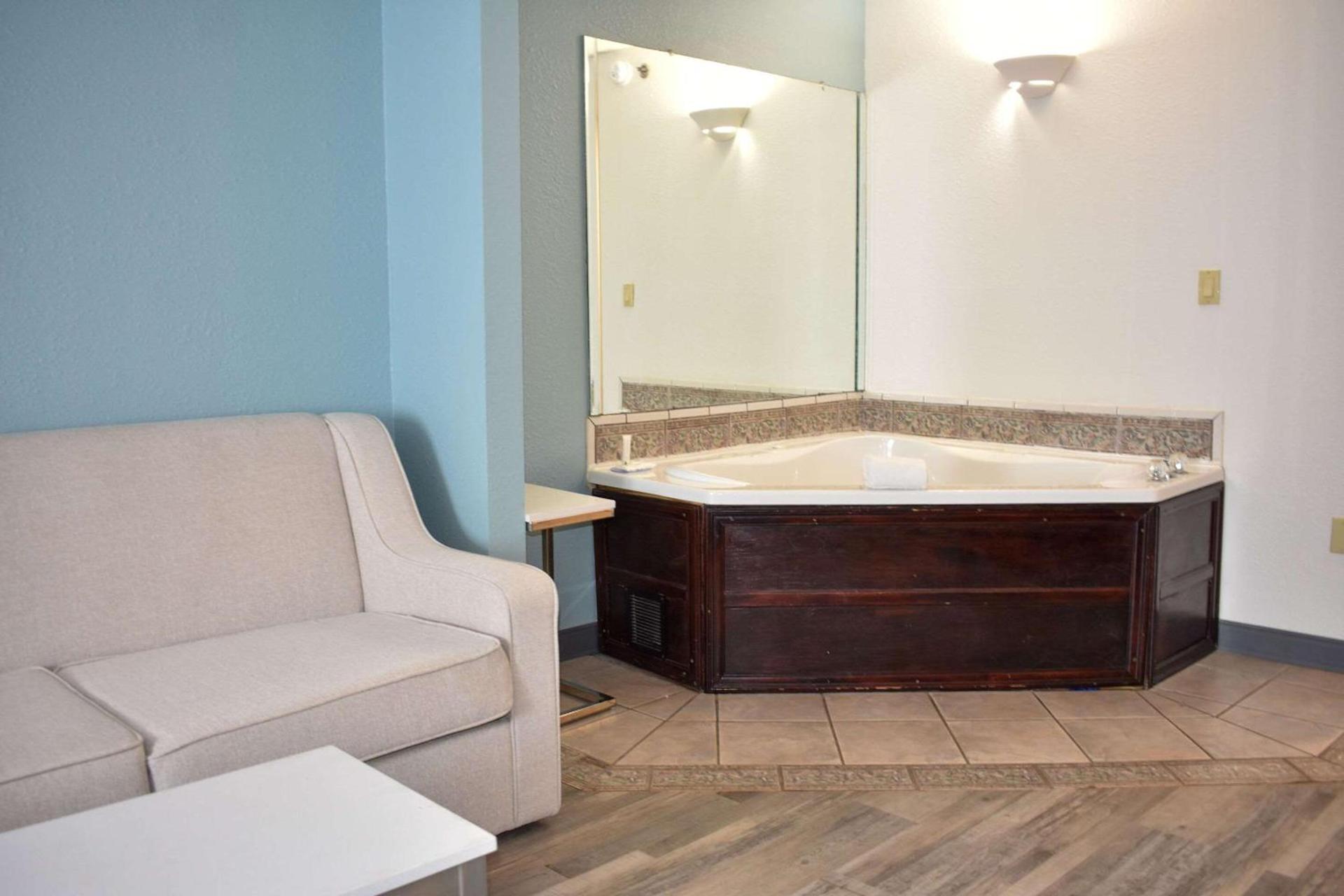 Clarion Pointe Vidalia - Lyons West photo 61