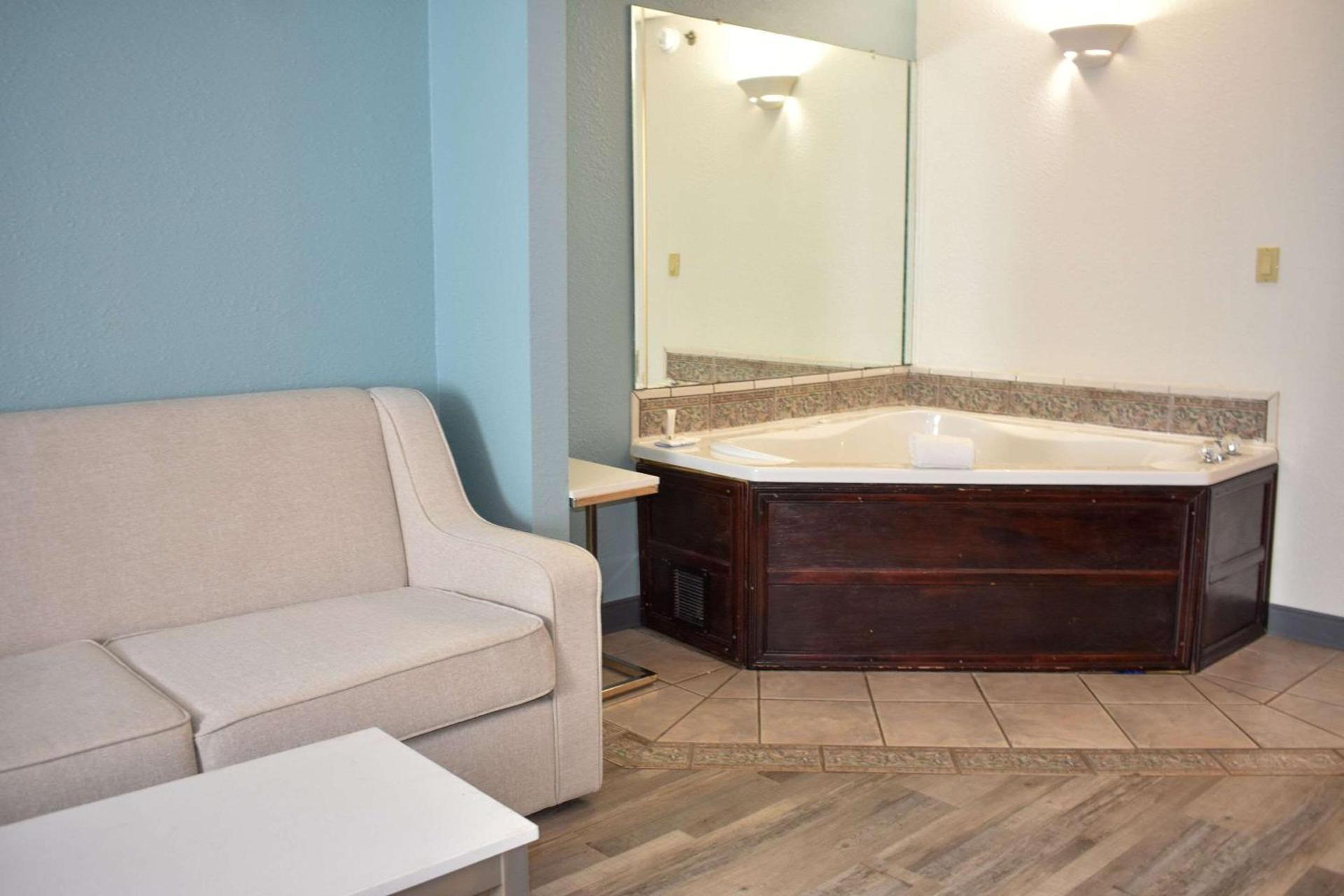 Clarion Pointe Vidalia - Lyons West photo 66