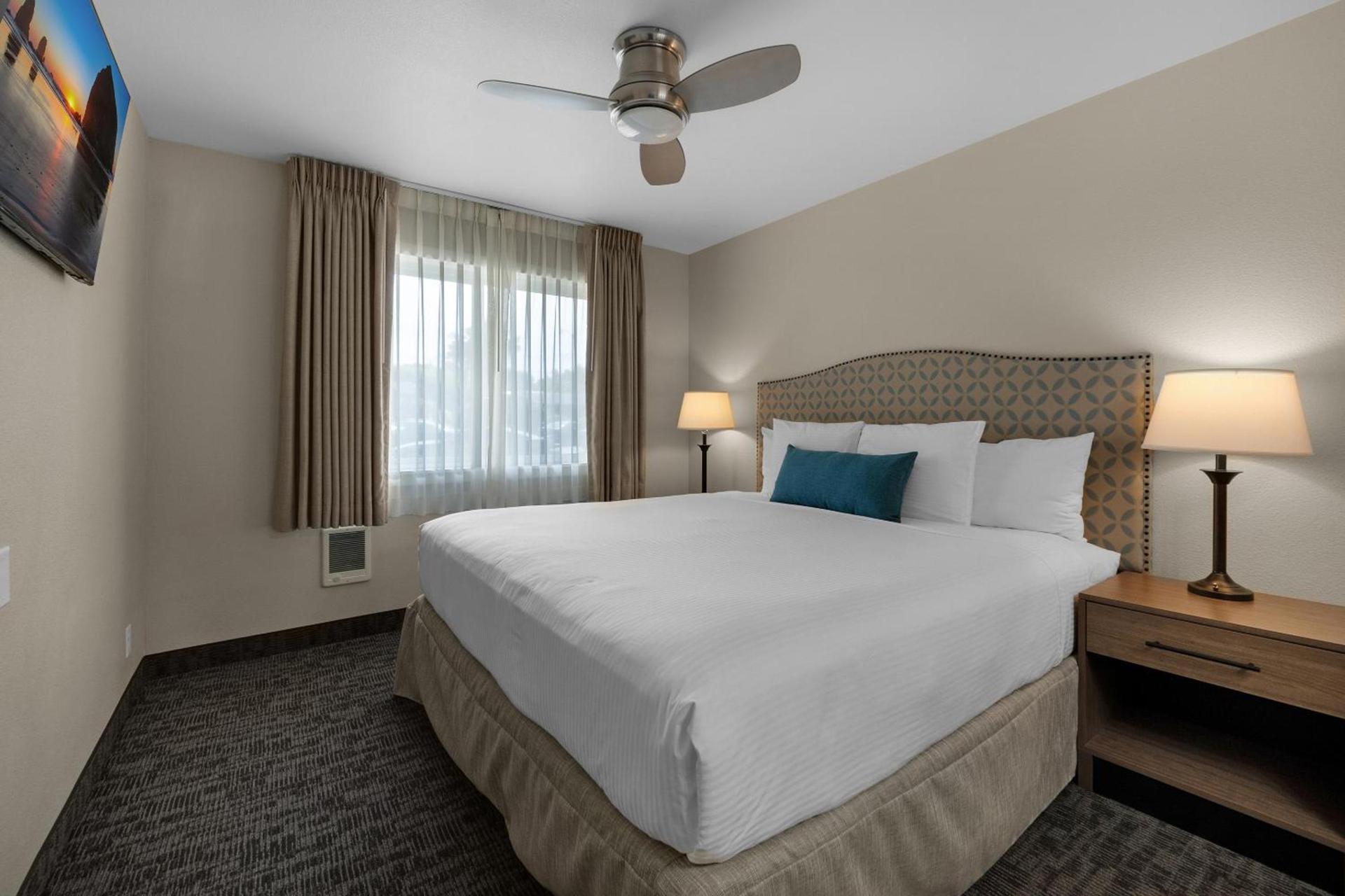 Pelican Shores Inn photo 8