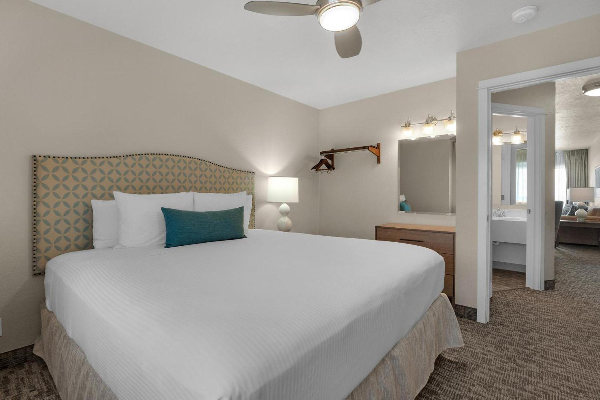 Pelican Shores Inn photo 19