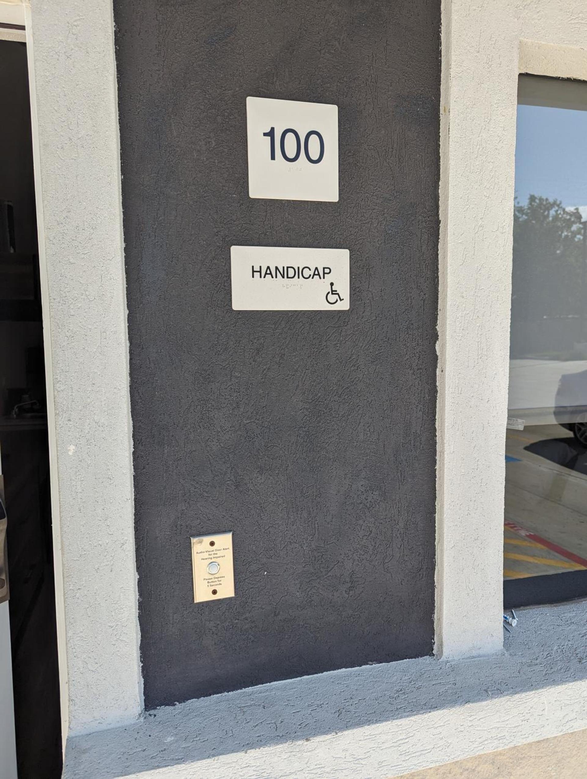 Captain Suites photo 13
