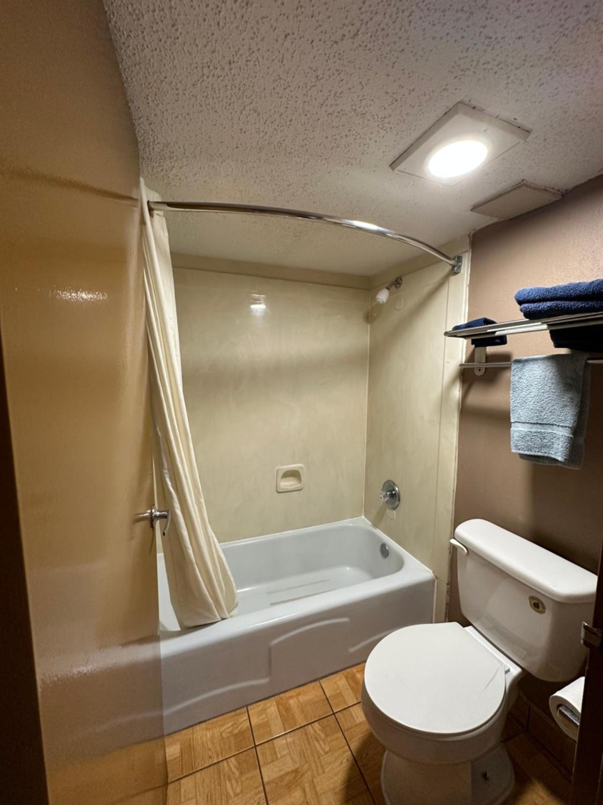 Lone Star Inn & Suites by OYO Harlingen TX photo 2