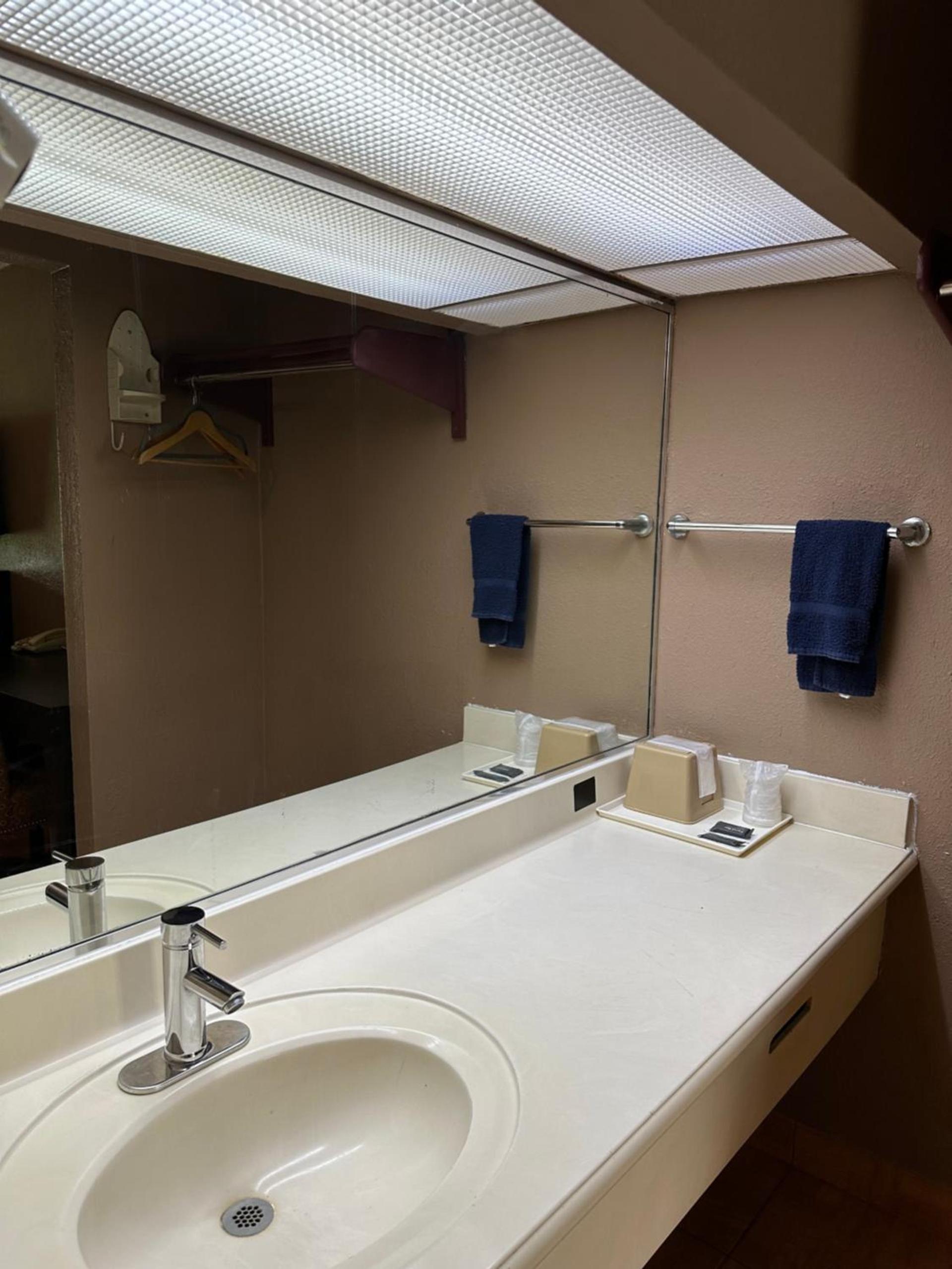 Lone Star Inn & Suites by OYO Harlingen TX photo 10