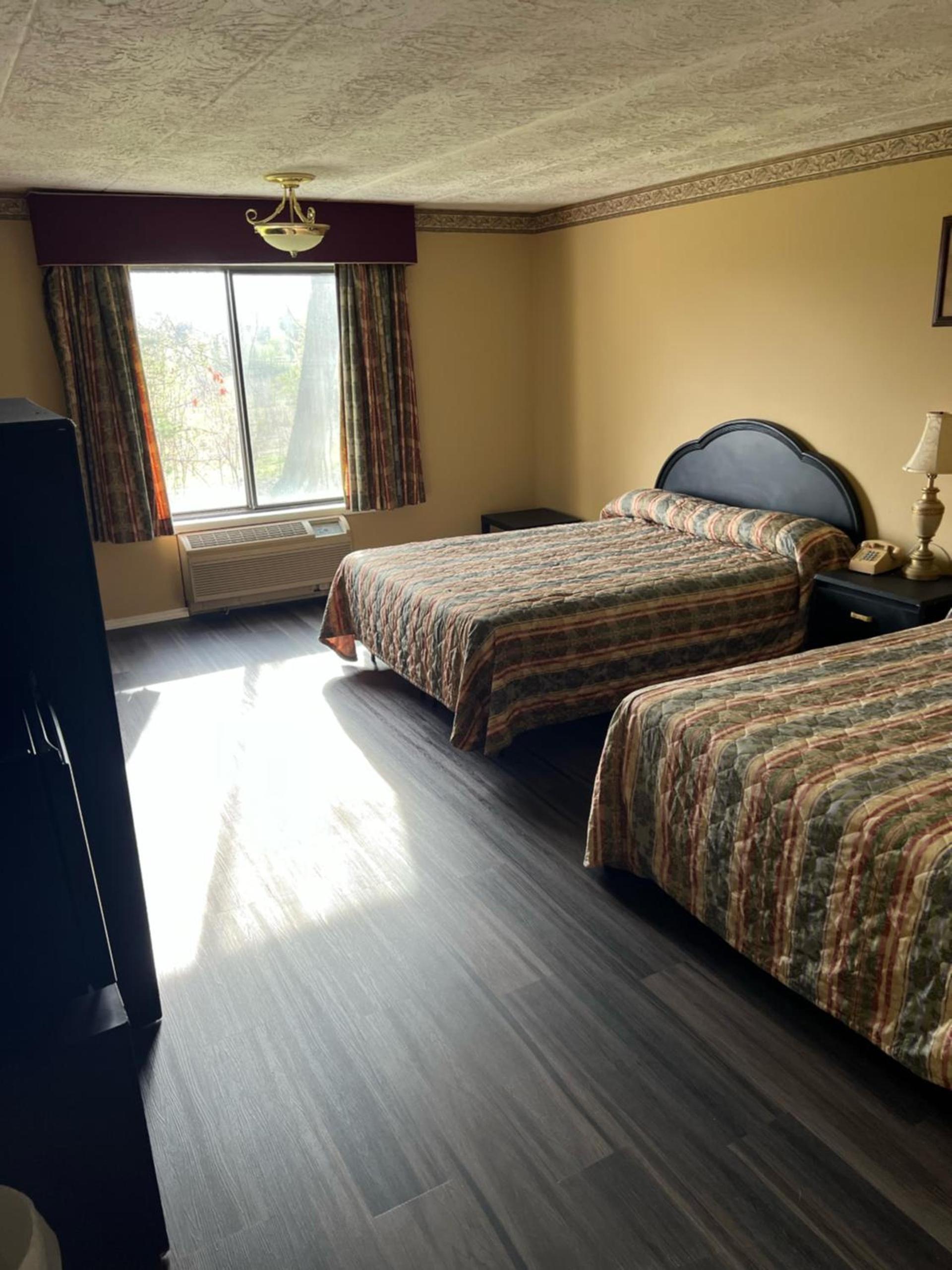 Chateau Royale Inn photo 1