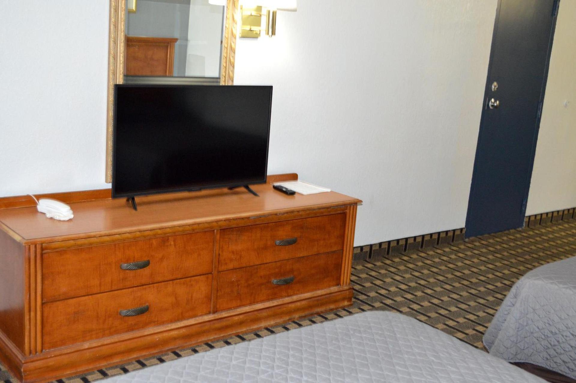 Americas Best Value Inn and Suites St. Cloud photo 9