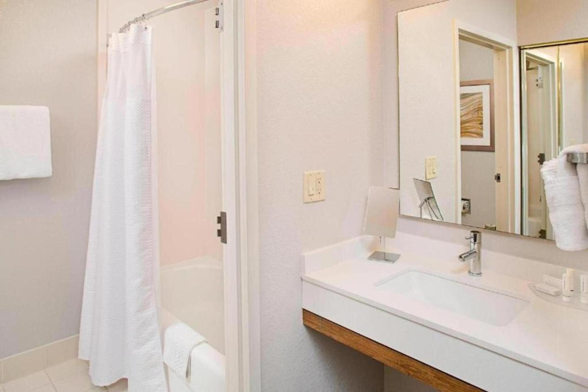 Courtyard by Marriott West Palm Beach Airport photo 25