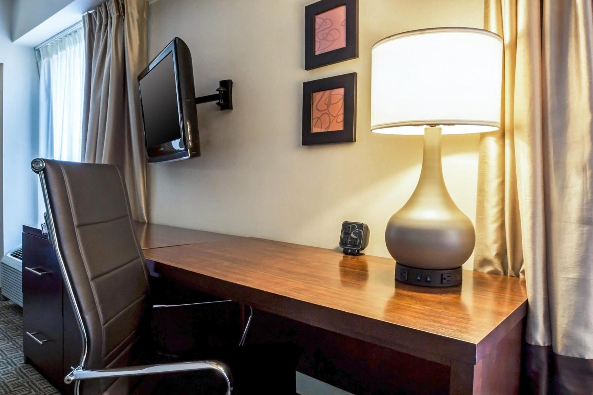 Comfort Suites at Woodbridge photo 32