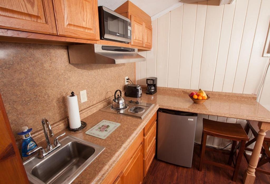 Knotty Pine Motel photo 21