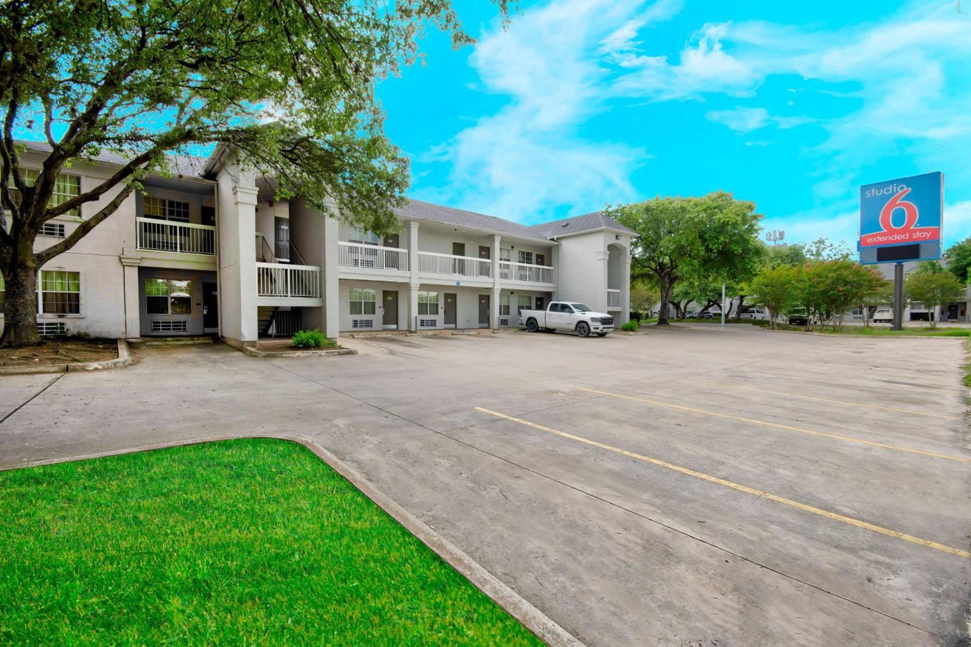 Studio 6-San Antonio, TX - Medical Center photo 1