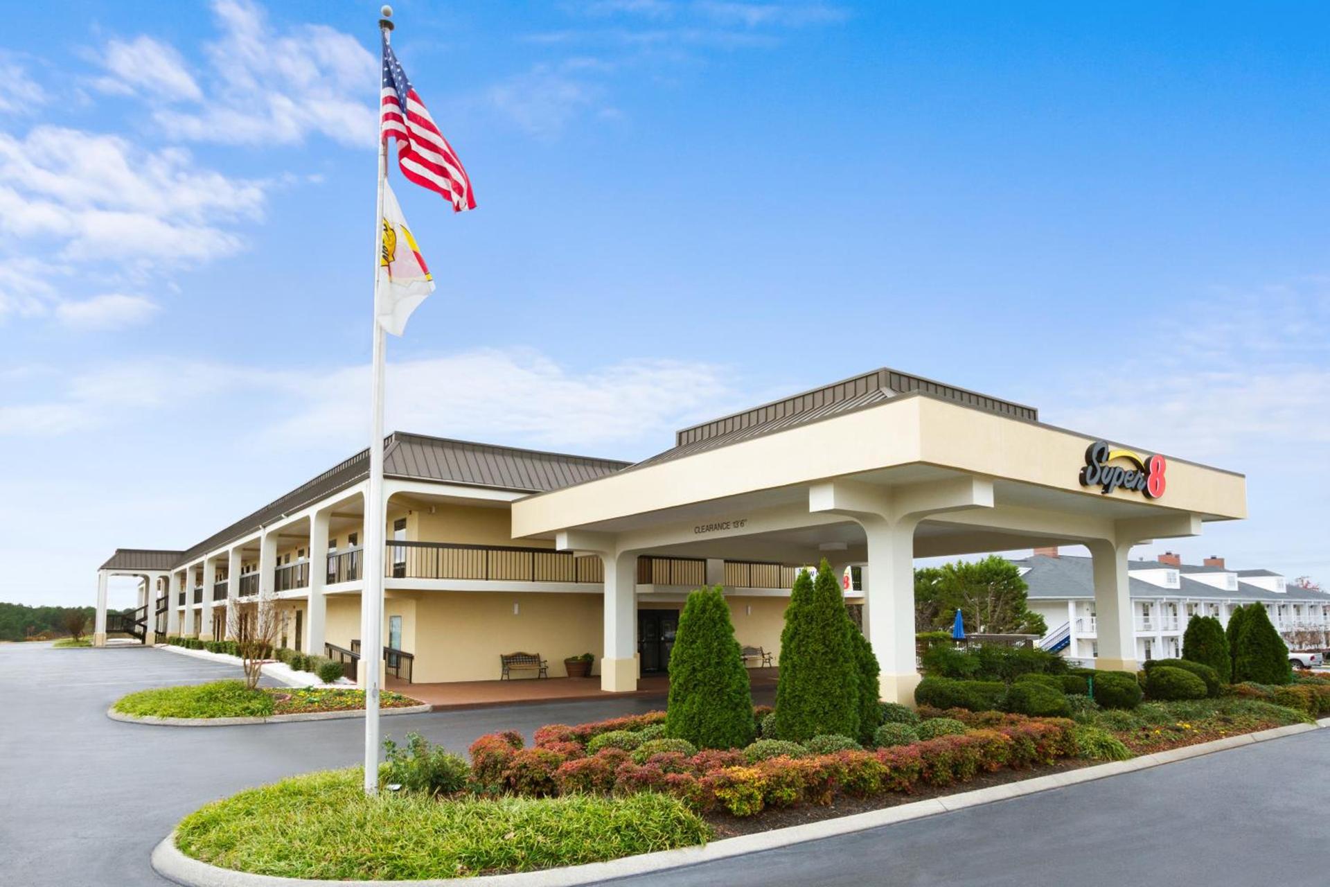 Super 8 by Wyndham Calhoun photo 12