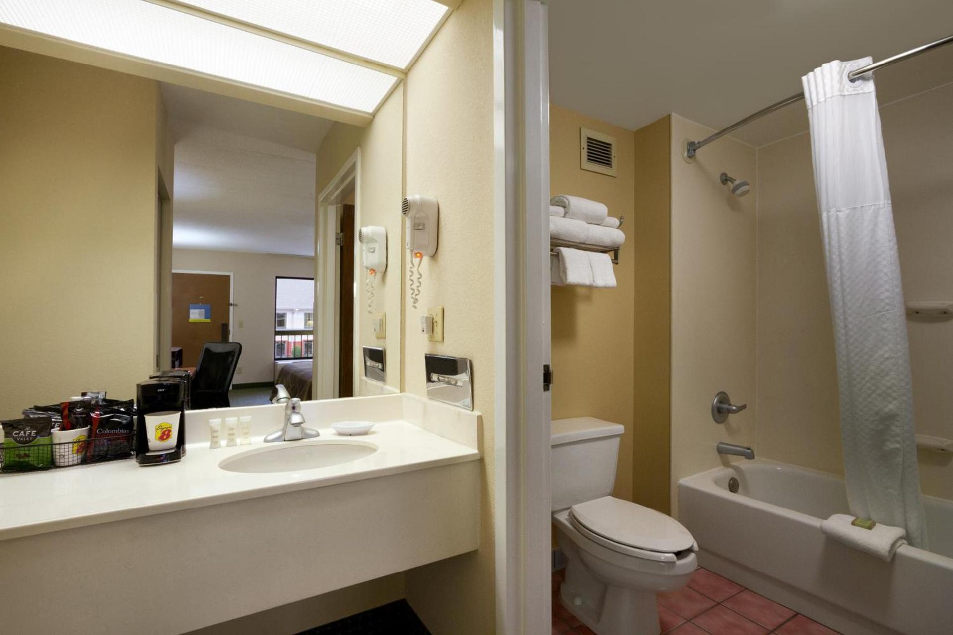 Super 8 by Wyndham Calhoun photo 29