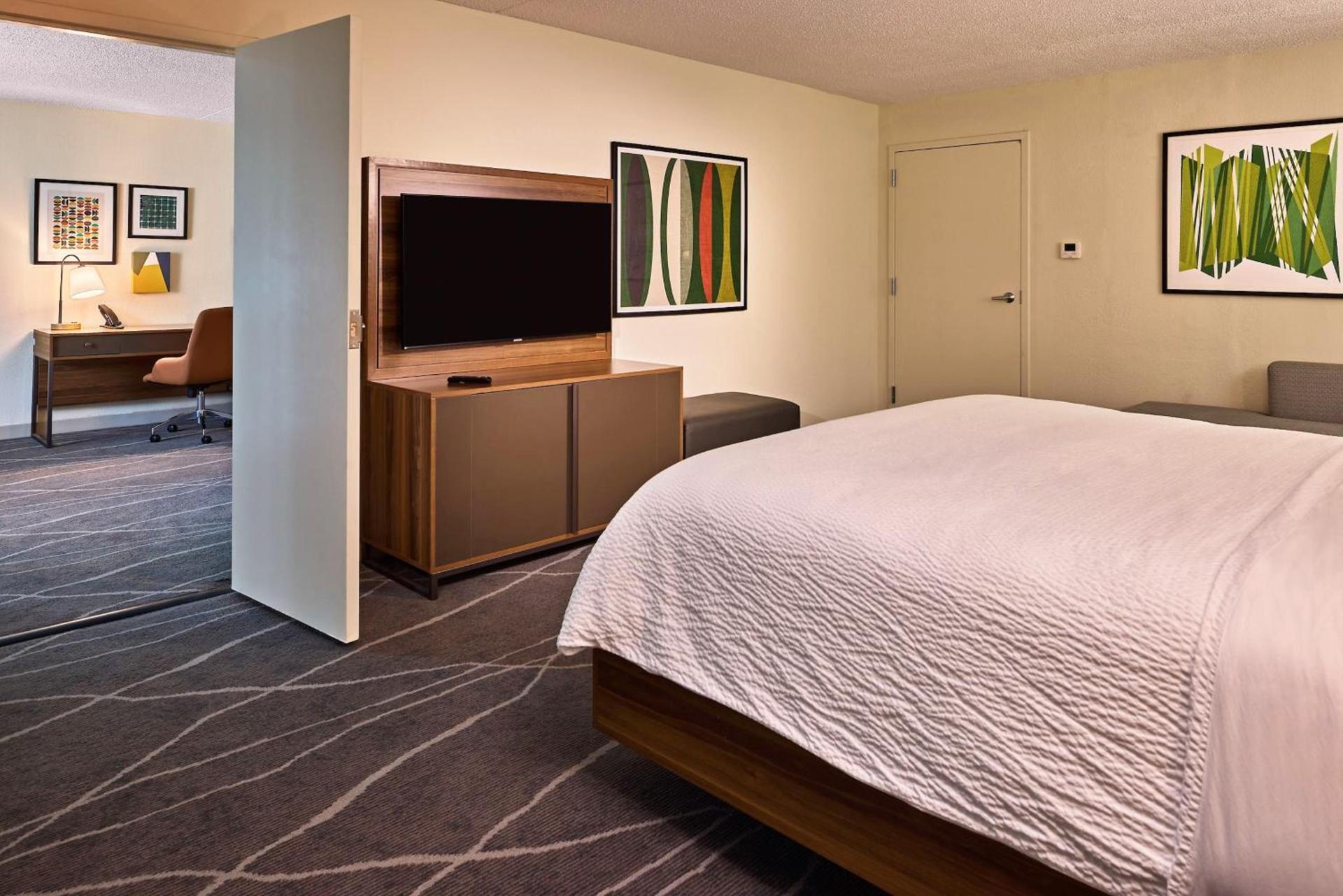 Holiday Inn Express & Suites Charleston DWTN - Medical CTR by IHG photo 60