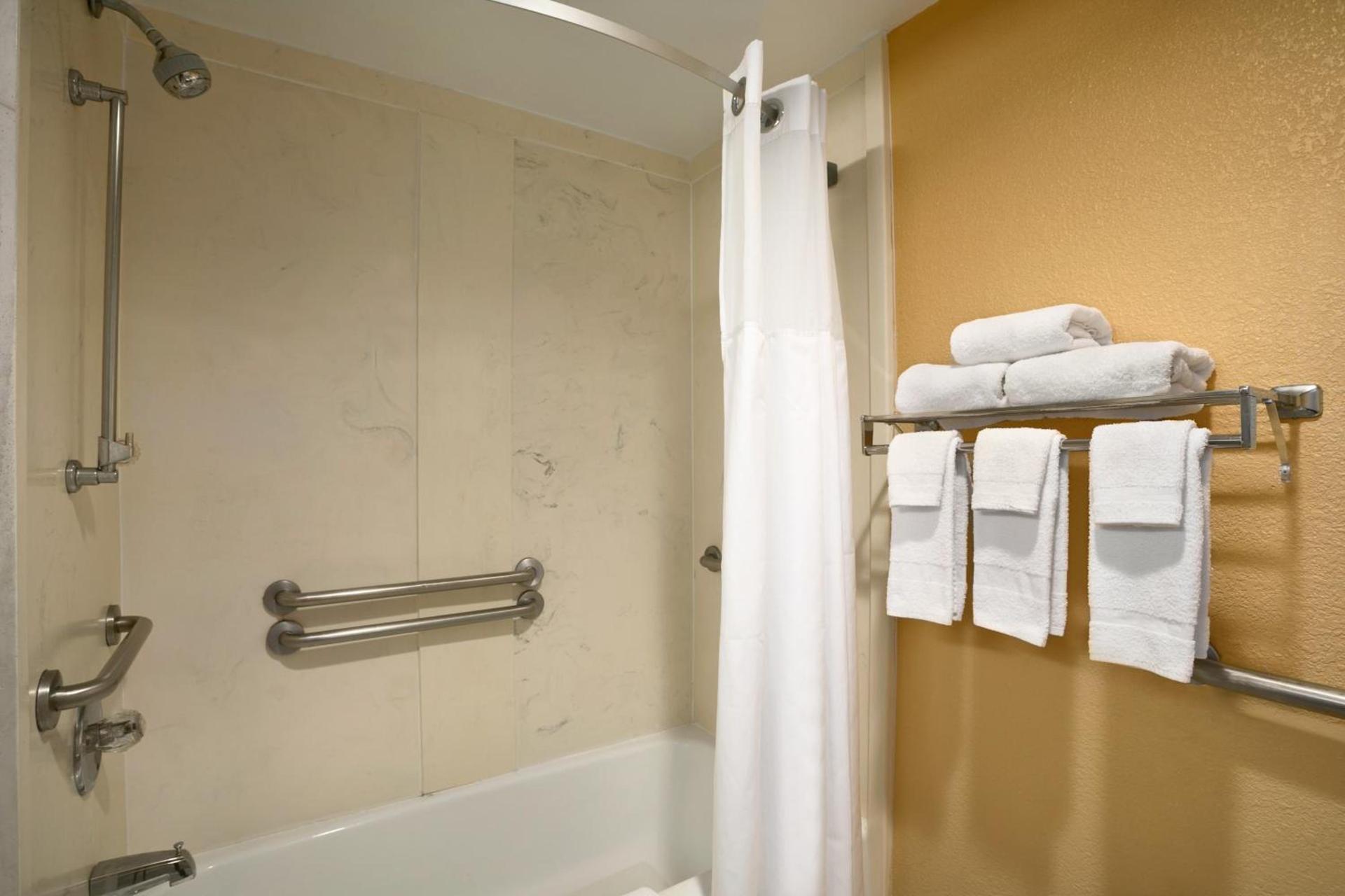 Days Inn by Wyndham Airport Nashville East photo 51
