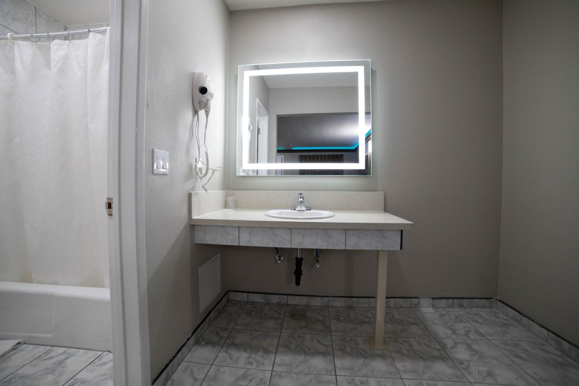 Artesia Motor Inn photo 8