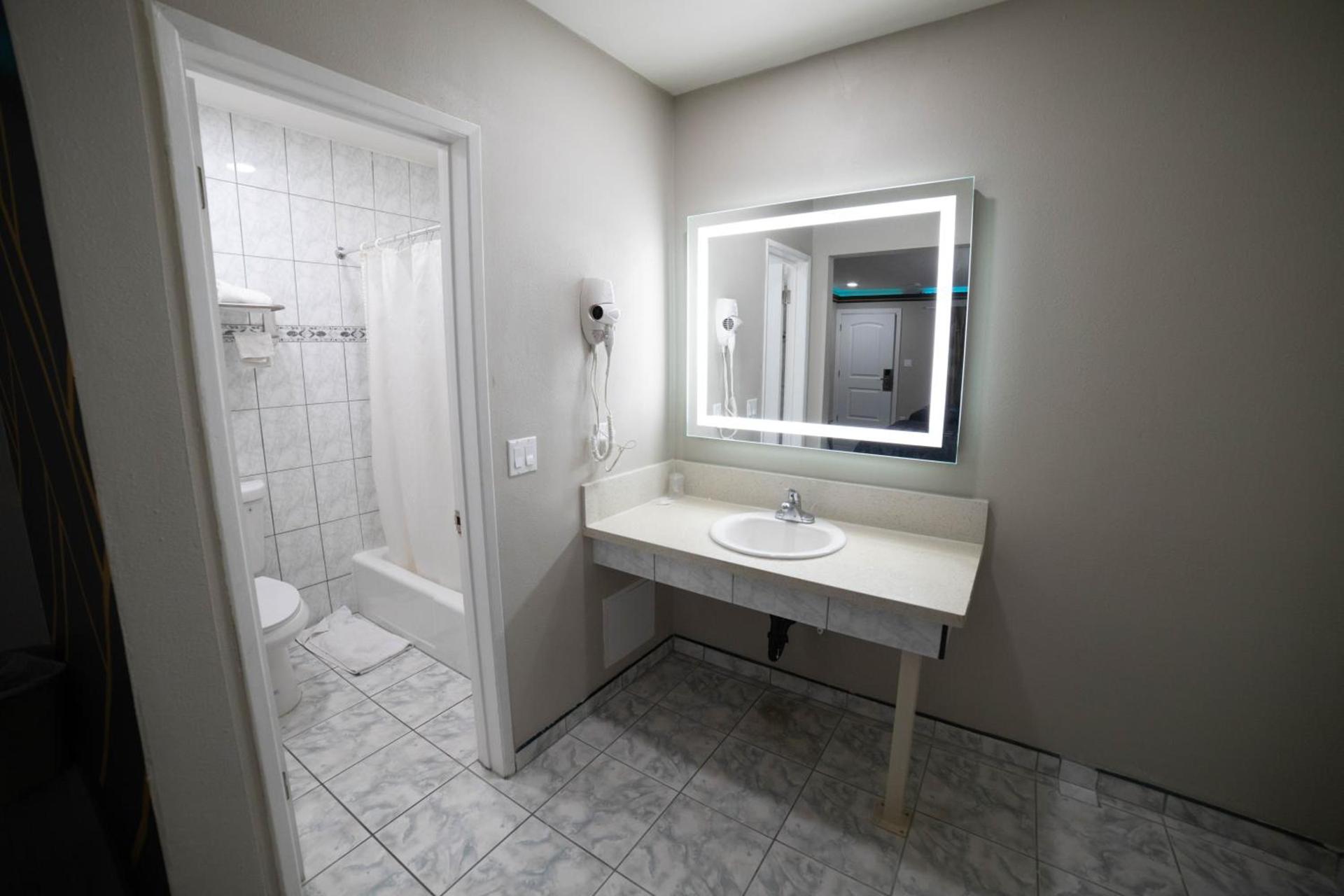Artesia Motor Inn photo 19