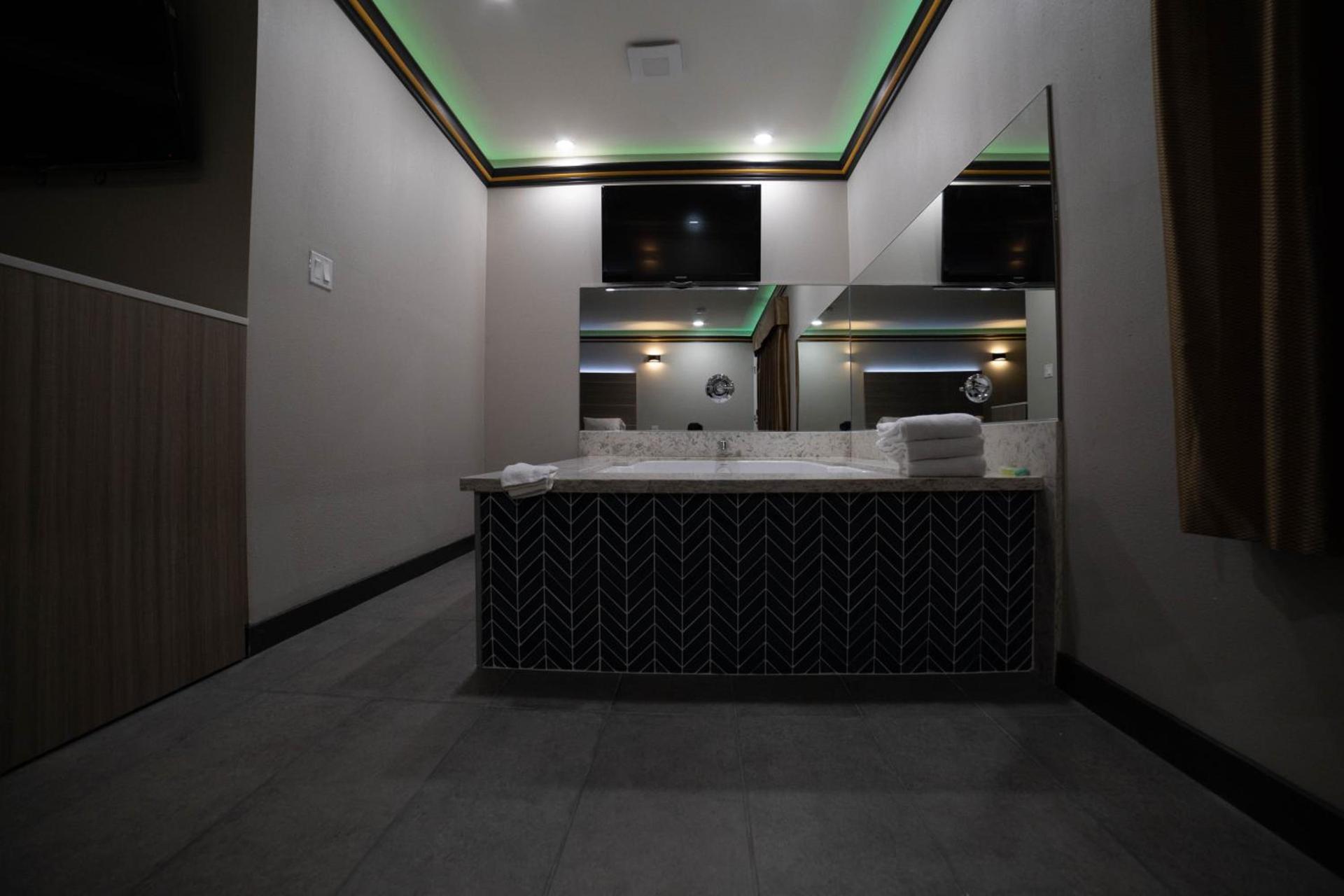 Artesia Motor Inn photo 24