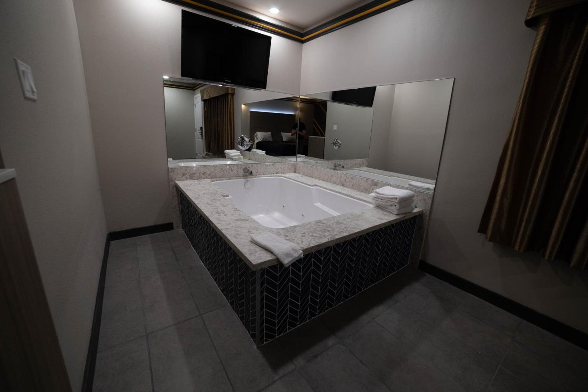 Artesia Motor Inn photo 16