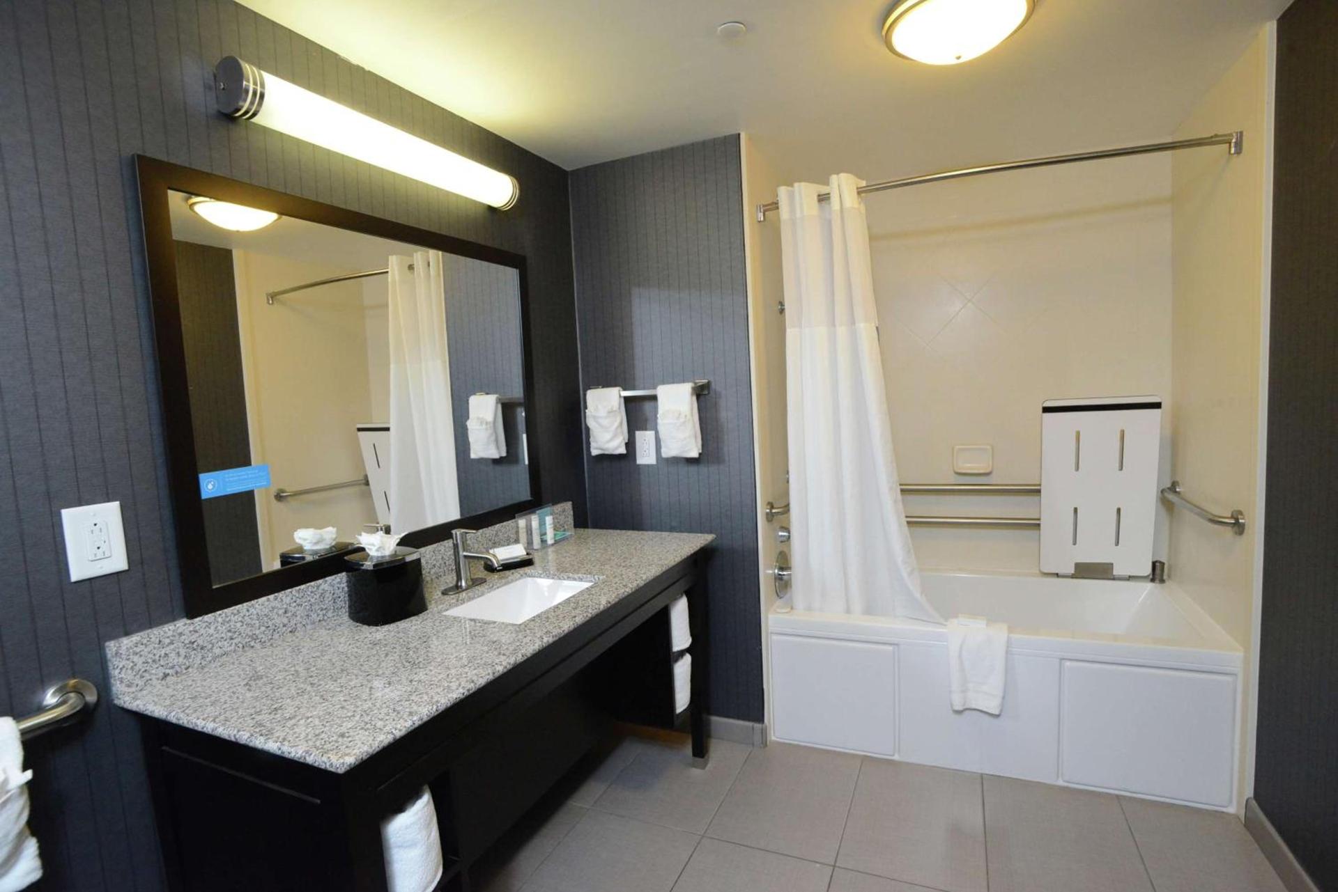 Hampton Inn & Suites Albany at Albany Mall photo 30