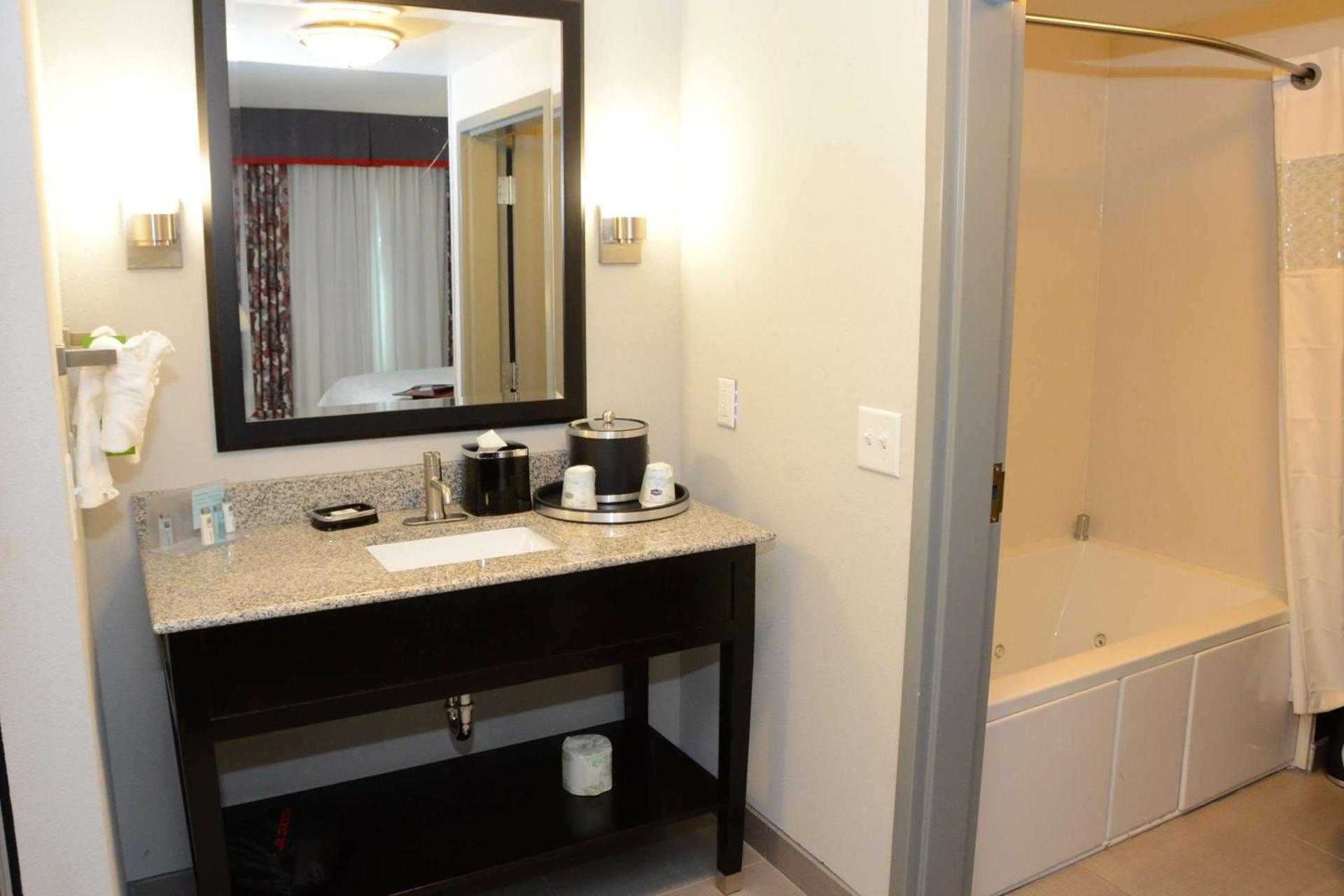 Hampton Inn & Suites Albany at Albany Mall photo 22