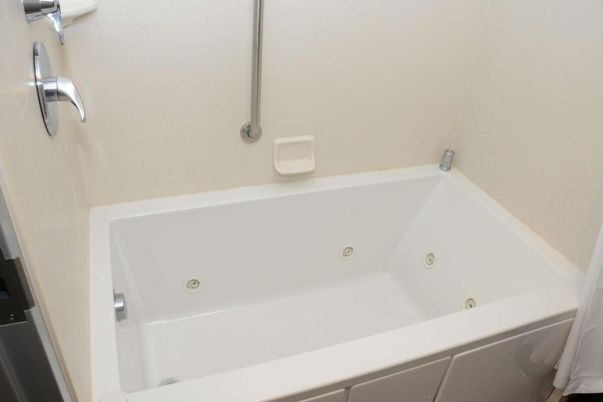 Hampton Inn & Suites Albany at Albany Mall photo 20