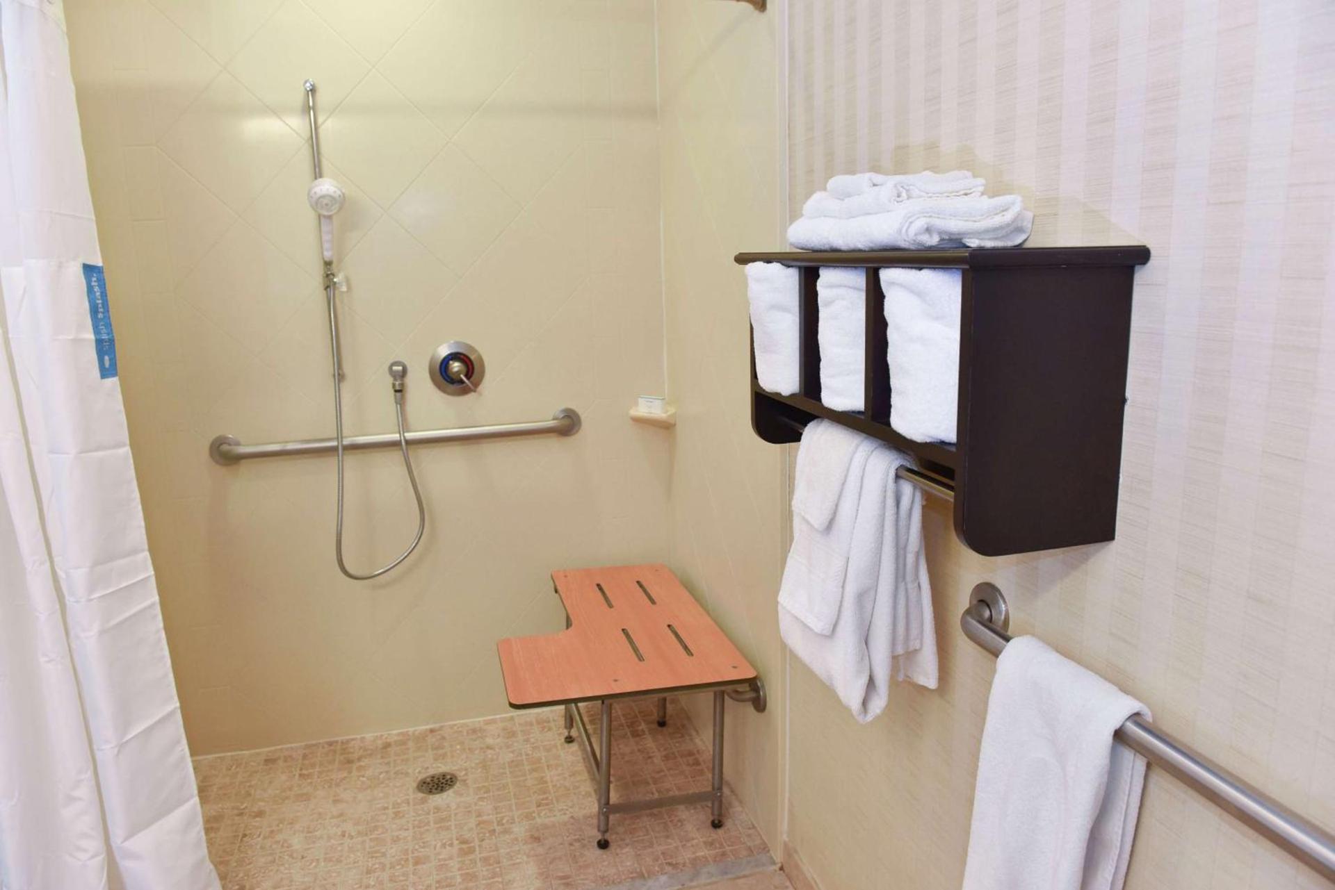 Hampton Inn & Suites Alexandria photo 16