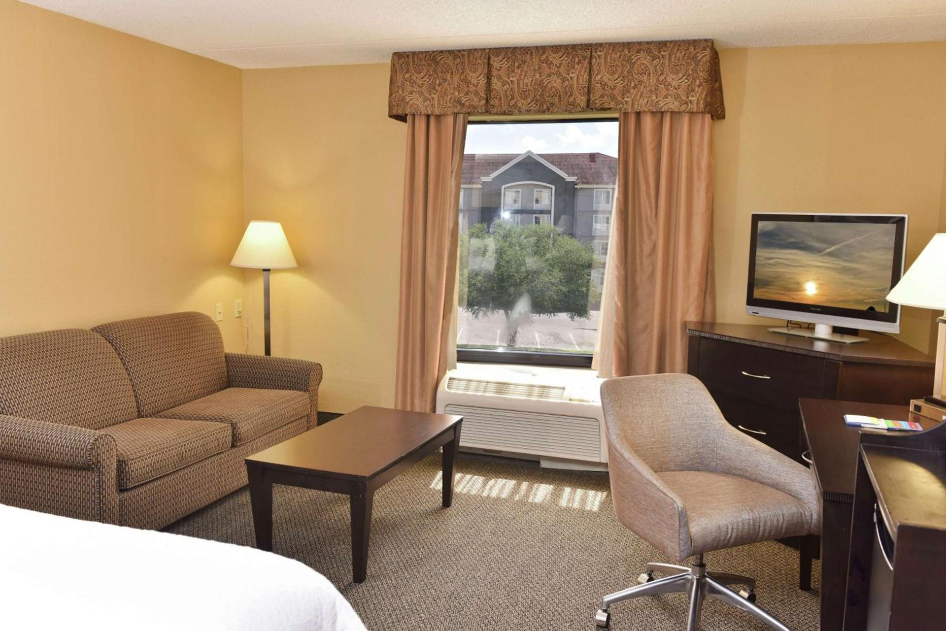 Hampton Inn & Suites Alexandria photo 14