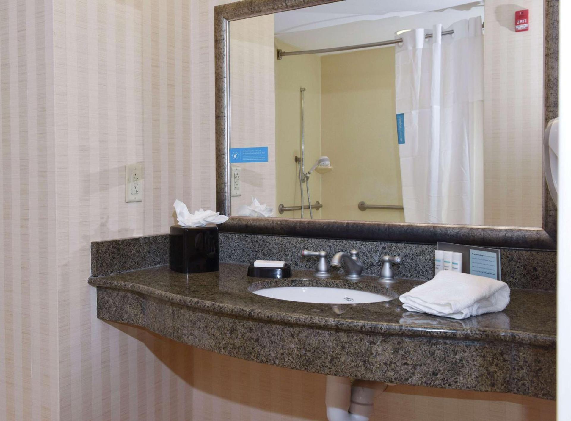 Hampton Inn & Suites Alexandria photo 21