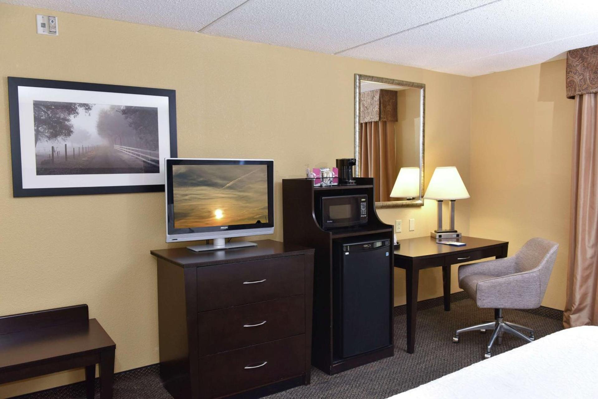 Hampton Inn & Suites Alexandria photo 30