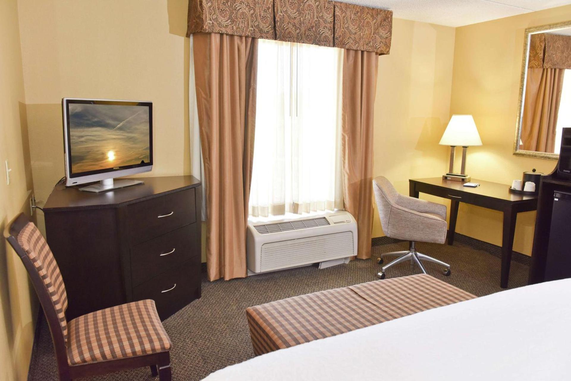Hampton Inn & Suites Alexandria photo 34