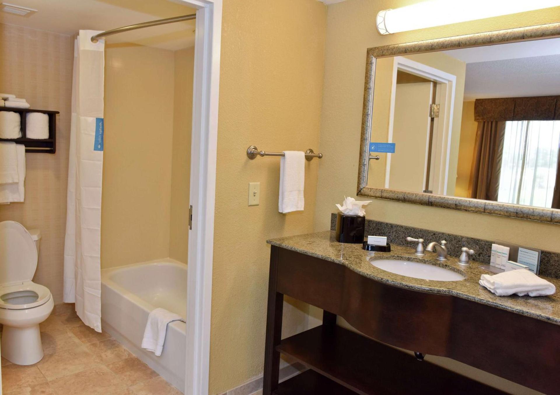 Hampton Inn & Suites Alexandria photo 36