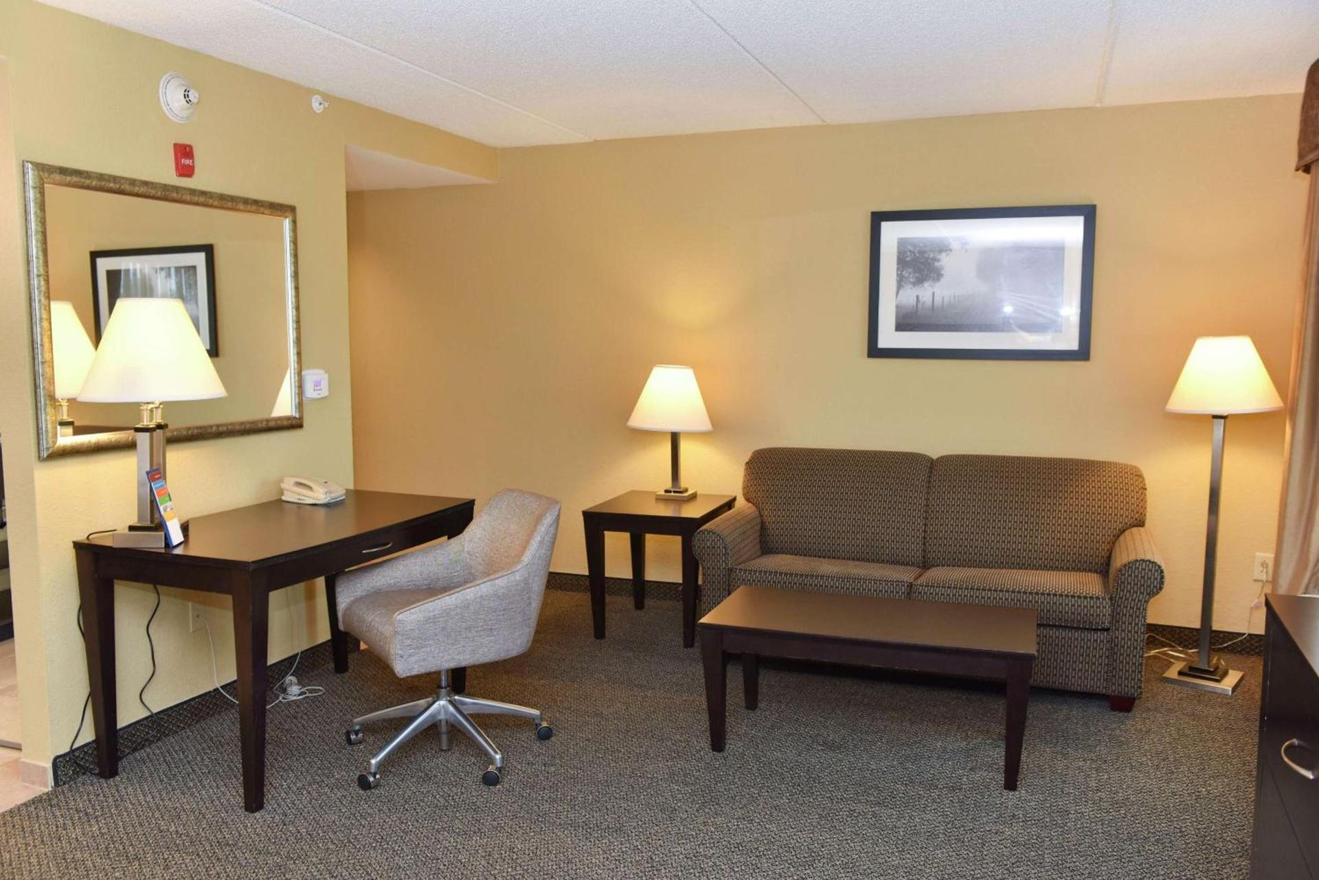 Hampton Inn & Suites Alexandria photo 38