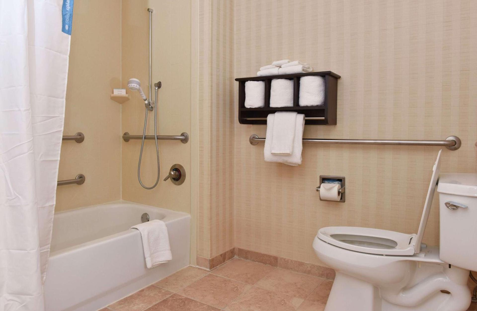 Hampton Inn & Suites Alexandria photo 40