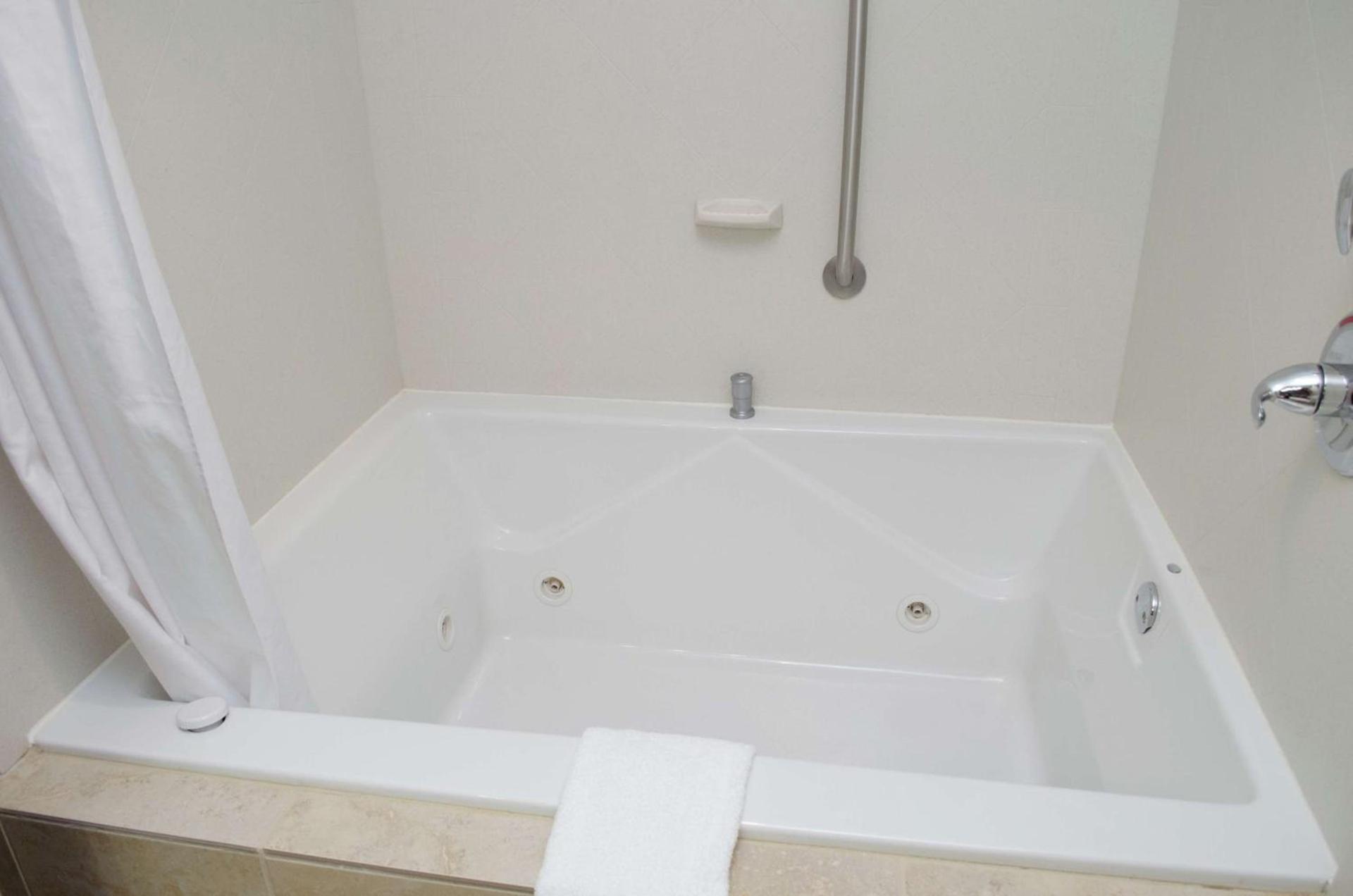 Hampton Inn Thomson photo 26